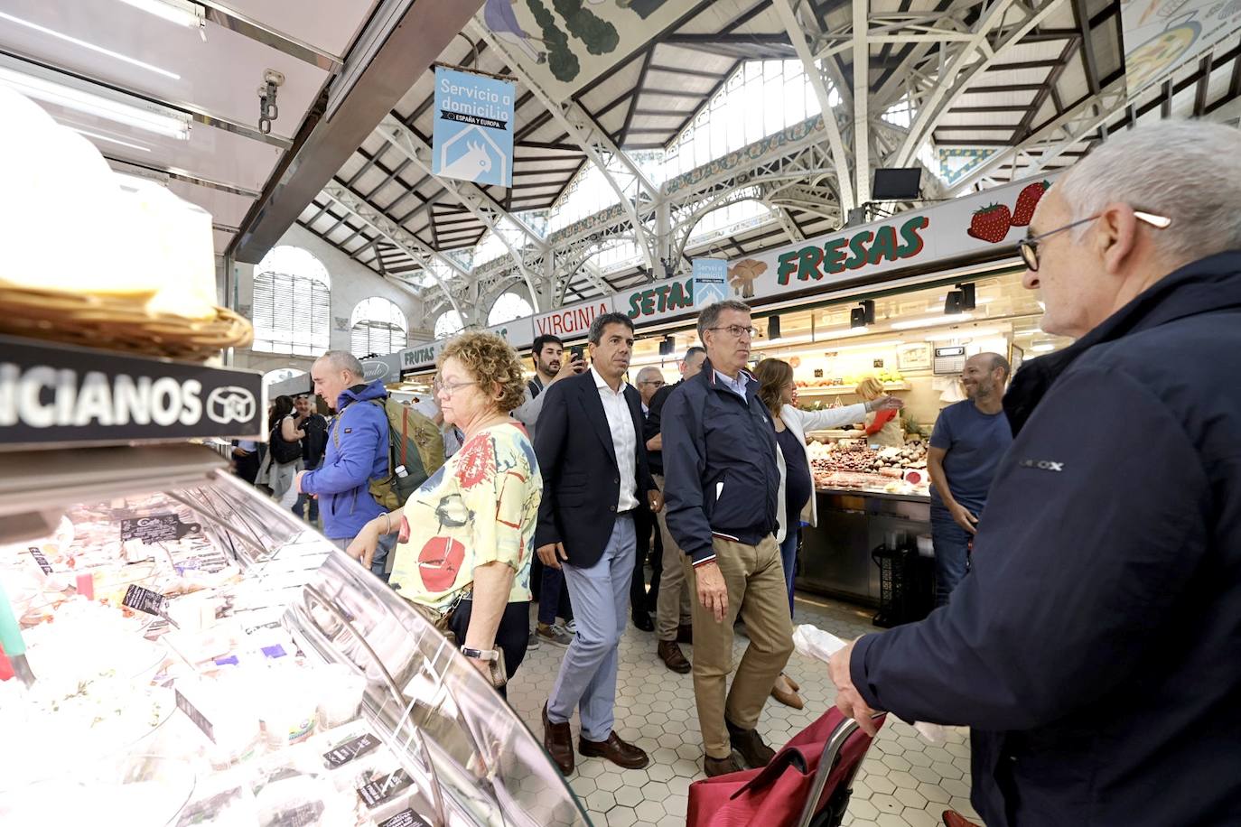 Fotos | Feijóo vuelve a Valencia: del mercado Central a la Fundación Bancaja