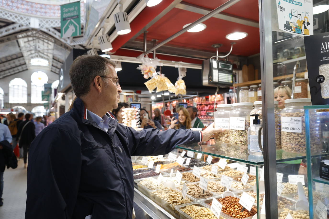 Fotos | Feijóo vuelve a Valencia: del mercado Central a la Fundación Bancaja