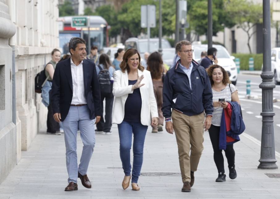 Fotos | Feijóo vuelve a Valencia: del mercado Central a la Fundación Bancaja