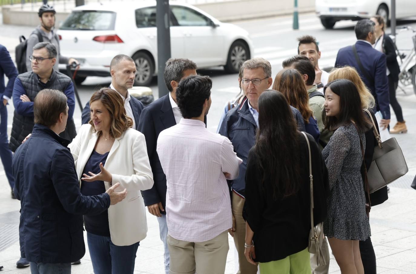 Fotos | Feijóo vuelve a Valencia: del mercado Central a la Fundación Bancaja