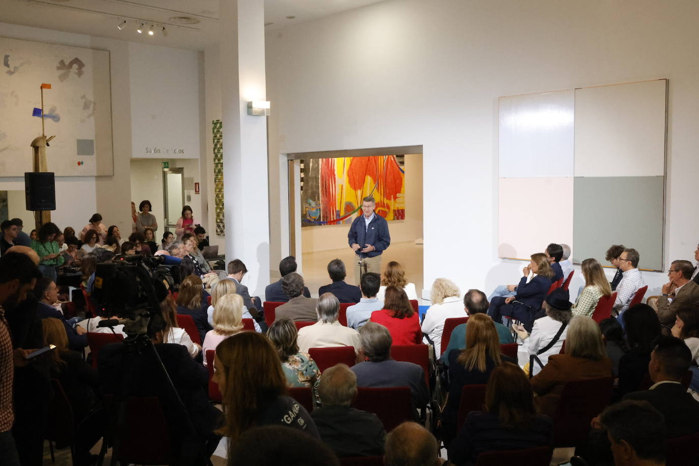 Fotos | Feijóo vuelve a Valencia: del mercado Central a la Fundación Bancaja