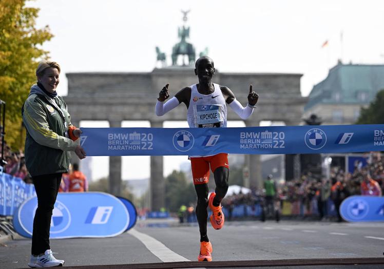 Kipchoge cruza la meta con la Puerta de Brandeburgo a su espalda