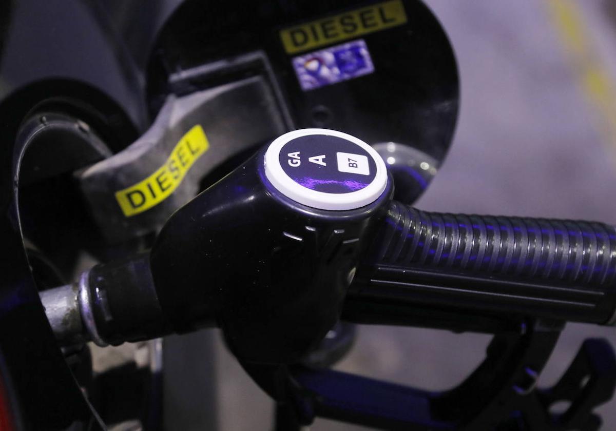 Un coche reposta diésel en una gasolinera