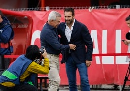 Javier Aguirre, entrenador del Mallorca, saluda al técnico valencianista Rubén Baraja.