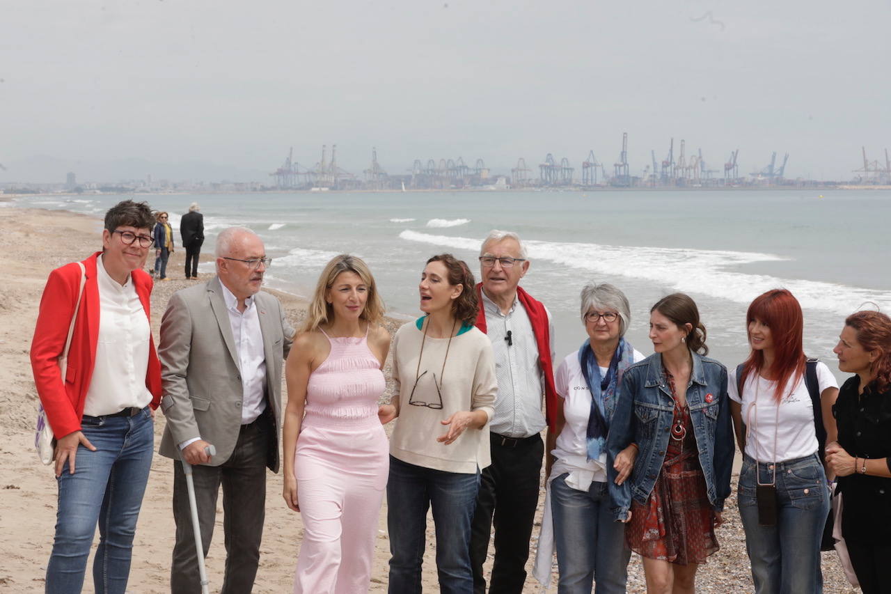 Yolanda Díaz visita la playa del Saler