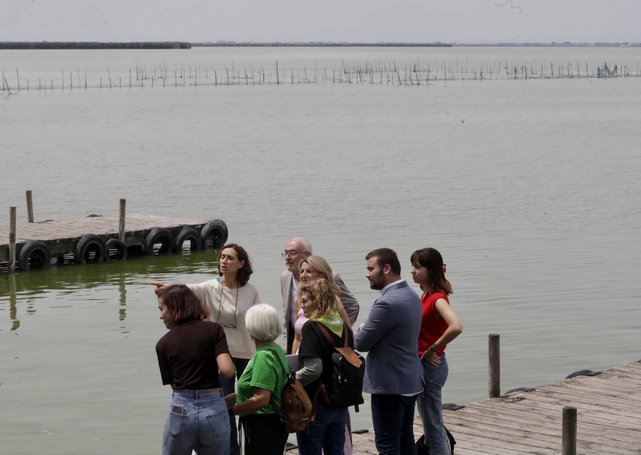 Yolanda Díaz visita la playa del Saler