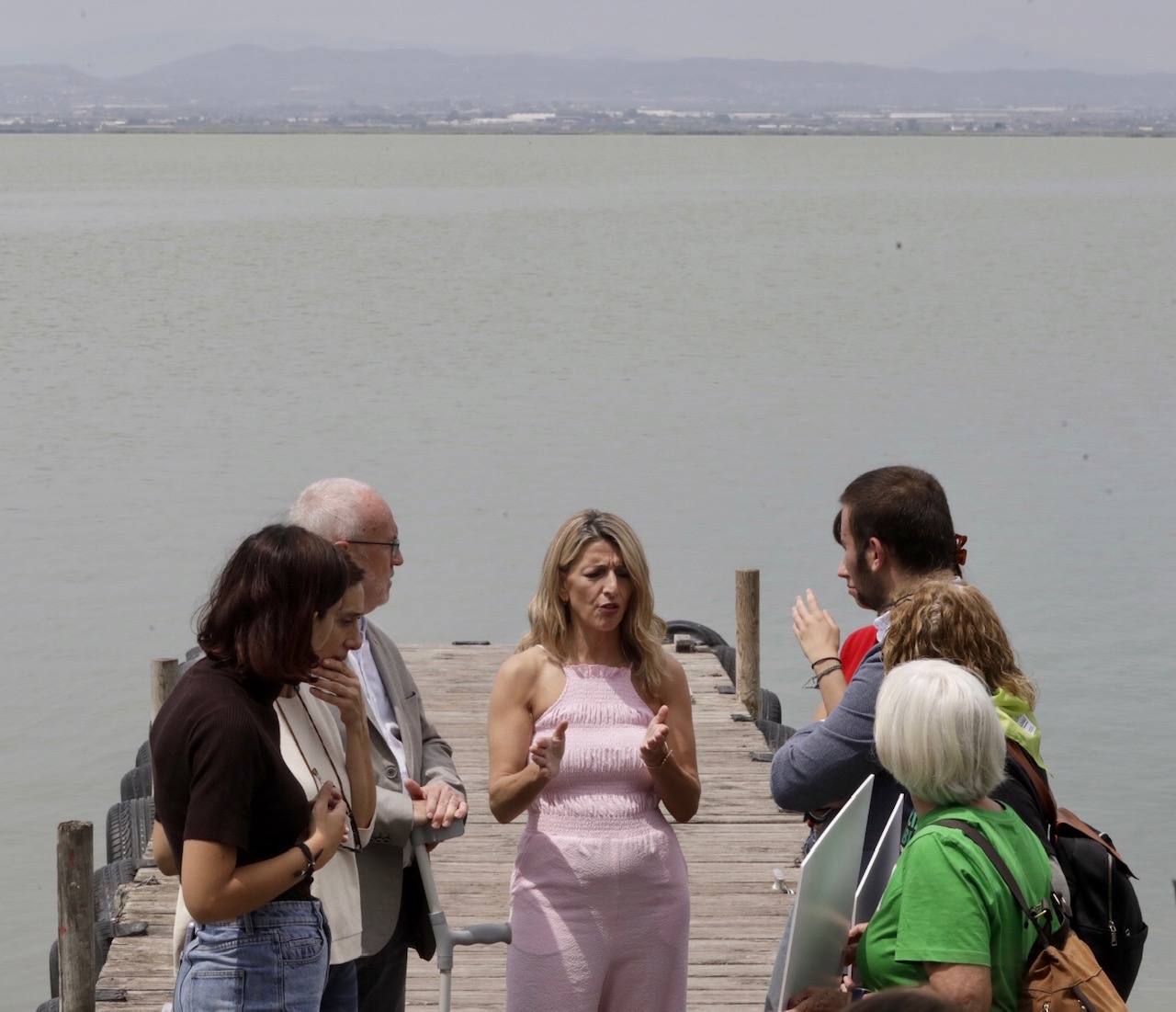 Yolanda Díaz visita la playa del Saler