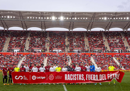 La imagen junto a la pancarta pre partido.