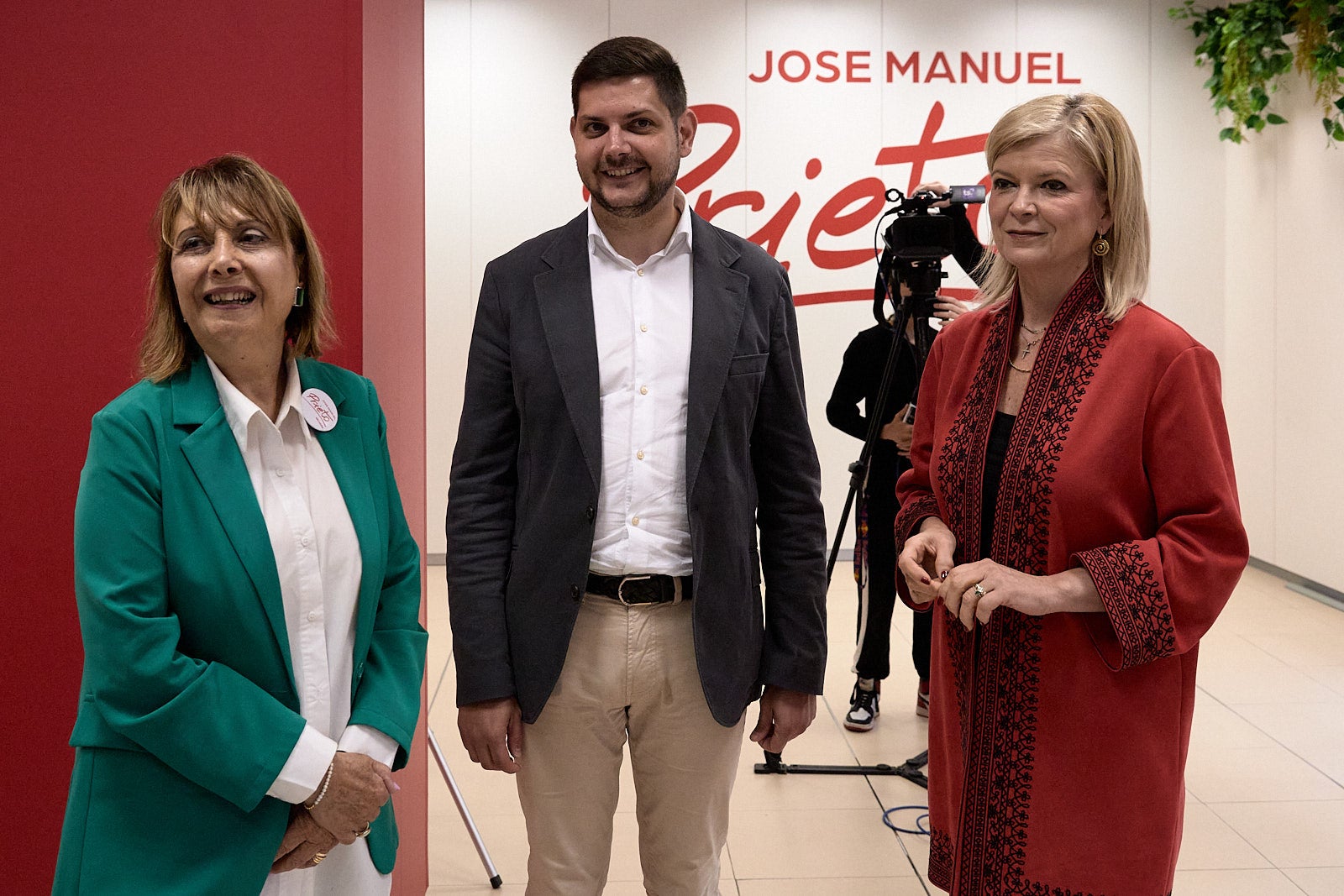 Liduvina Gil, el alcalde y candidato José Manuel Prieto, y la consellera Bravo.