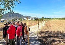 Algunos de los beneficiarios durante el sorteo de las parcelas.