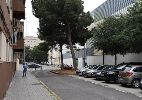 Imagen secundaria 1 - Solar pendiente de convertirlo en parque en la calle Fuente de San Luis con Ausias March; calle Sollana, pendiente de abrir tramos de acera; y parque en mal estado en Hermanos Maristas.