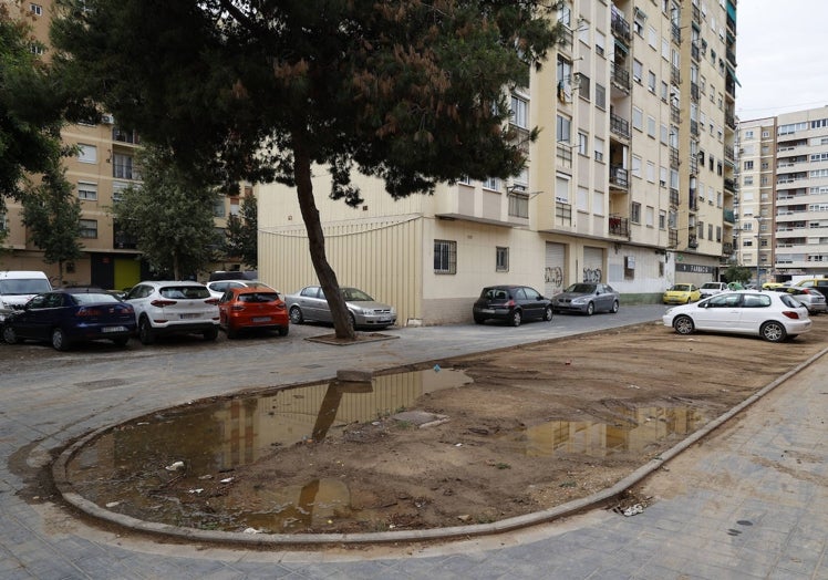 Imagen principal - Solar pendiente de convertirlo en parque en la calle Fuente de San Luis con Ausias March; calle Sollana, pendiente de abrir tramos de acera; y parque en mal estado en Hermanos Maristas.