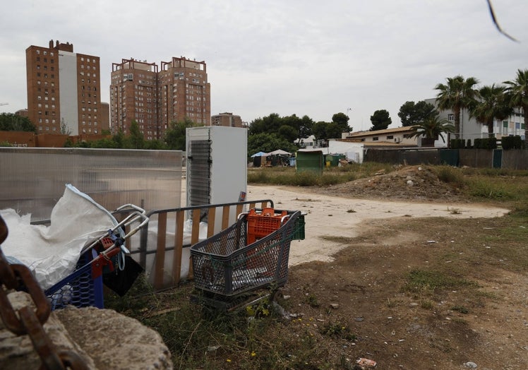 Imagen principal - Solar con chabolas y maleza por las calles del barrio de Rovella, en Quatre Carreres.