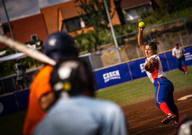 Una pitcher realiza un lanzmaiento.