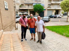 Juan José Sanchis, candidato del PSPV de Villalonga; Vicente Rocher y el exalcalde Enric Llorca, en la puerta de los juzgados de Gandia.