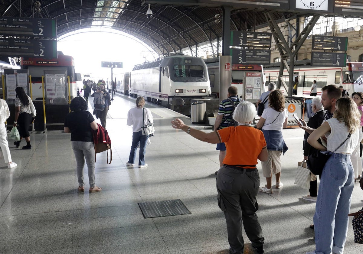 Pasajeros en la estación del Norte de Valencia.