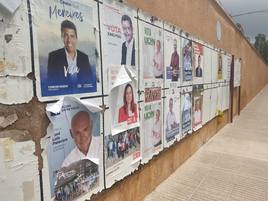 Carteles electorales en Alzira.