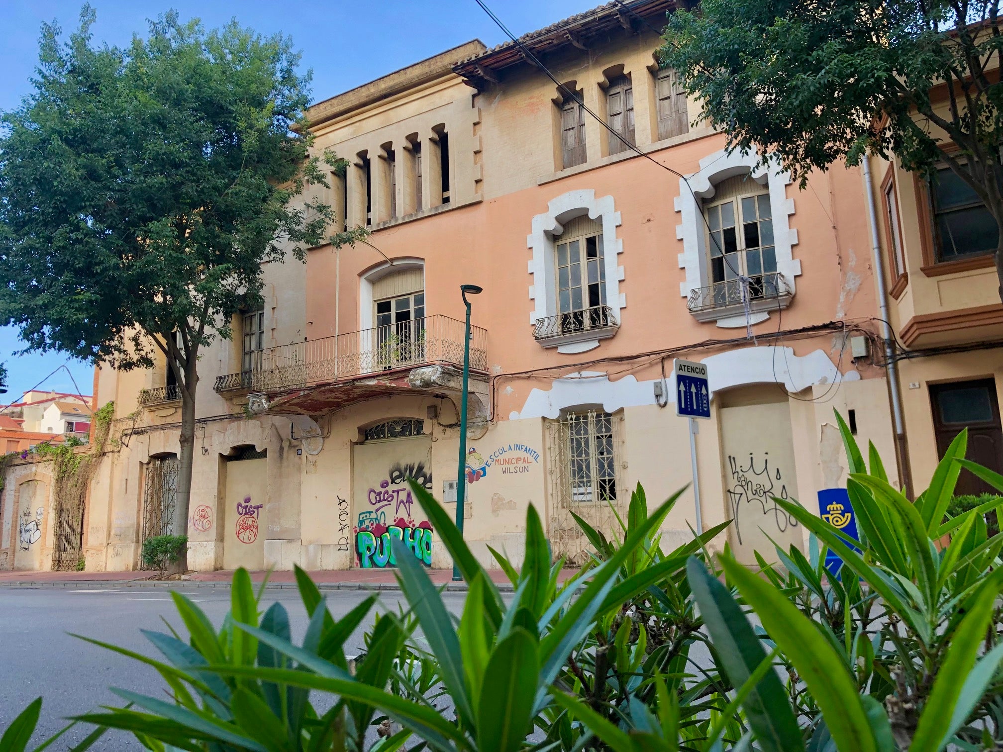 Imagen principal - Exterior de la casa Wilson, interior donde se aprecian los daños, ventanas sin protección y grietas en el balcón principal de la casa modernista.