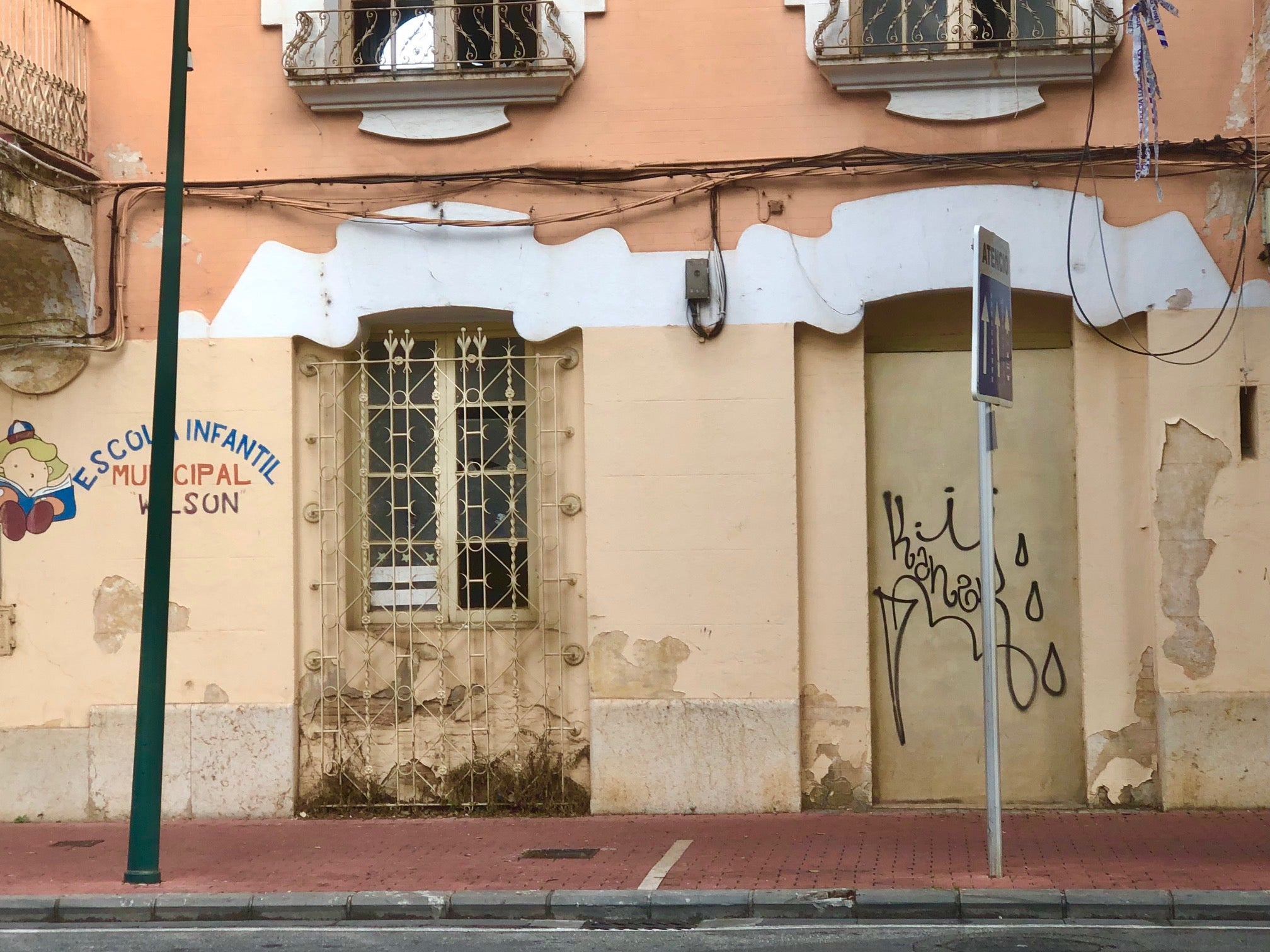 Imagen secundaria 2 - Parte trasera de la casa Wilson, detalle de escaleras con techo hundido y una parte de la fachada dañada.