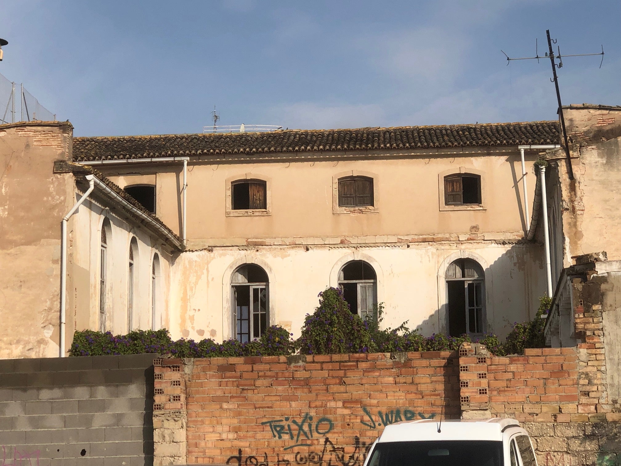 Imagen principal - Parte trasera de la casa Wilson, detalle de escaleras con techo hundido y una parte de la fachada dañada.