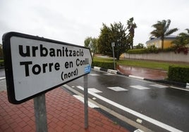 Una calle de la urbanización Torre en Conill.