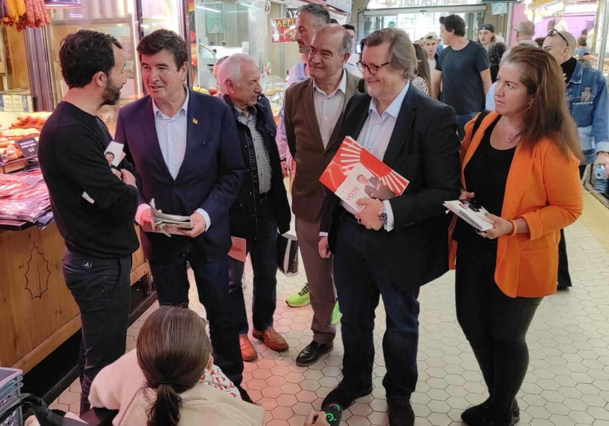 Fernando Giner, en una visita a un mercado municipal, este viernes.