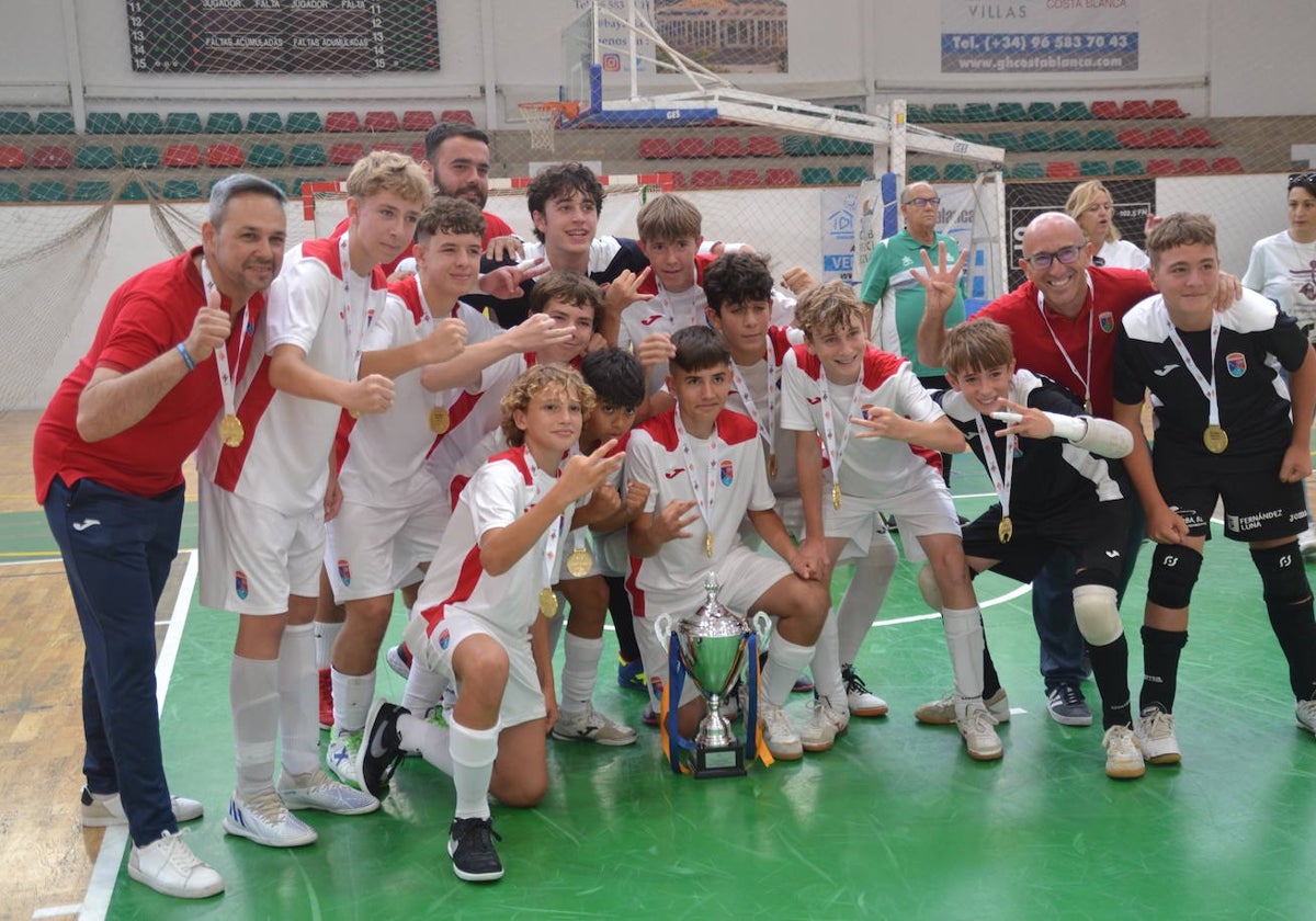 Los colegiales con la copa de campeones de la Comunitat Valenciana.