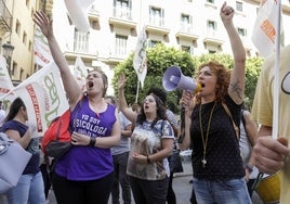 Protesta de los afectados por el nuevo decreto de Igualdad a las puertas del Palau de la Generalitat.