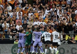 Tangana generada durante el Valencia-Real Madrid