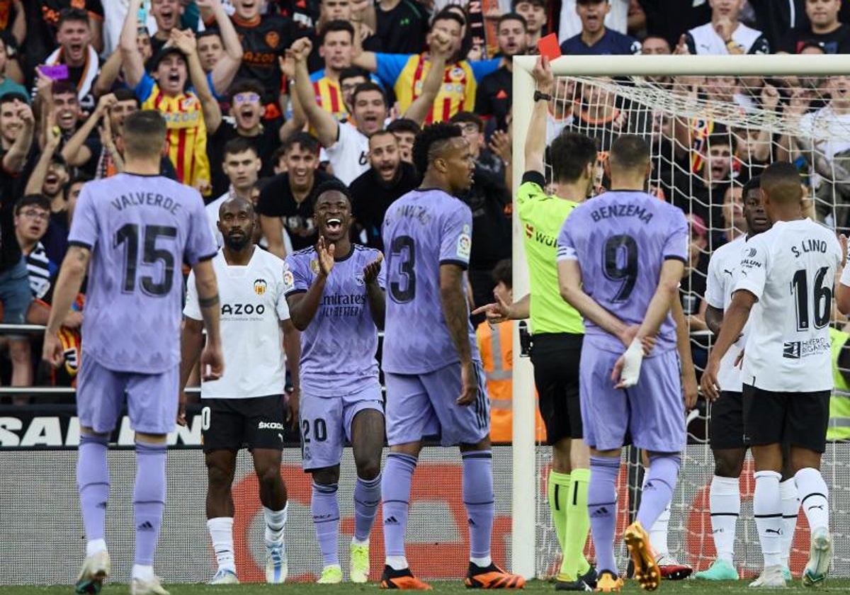 Vinicius, ve la roja durante el partido del domingo.