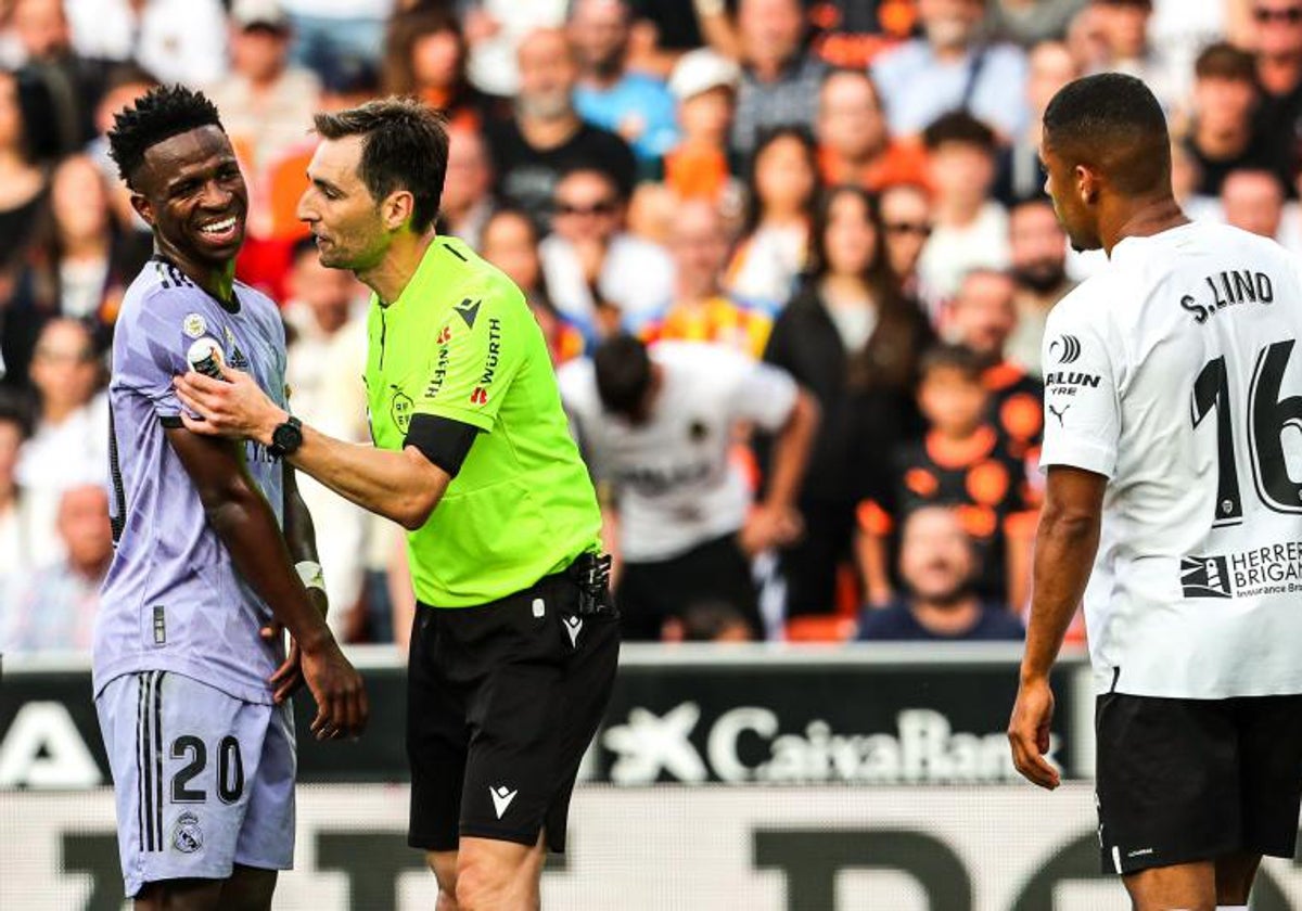 Vinícius habla con el árbitro durante el partido en Mestalla.