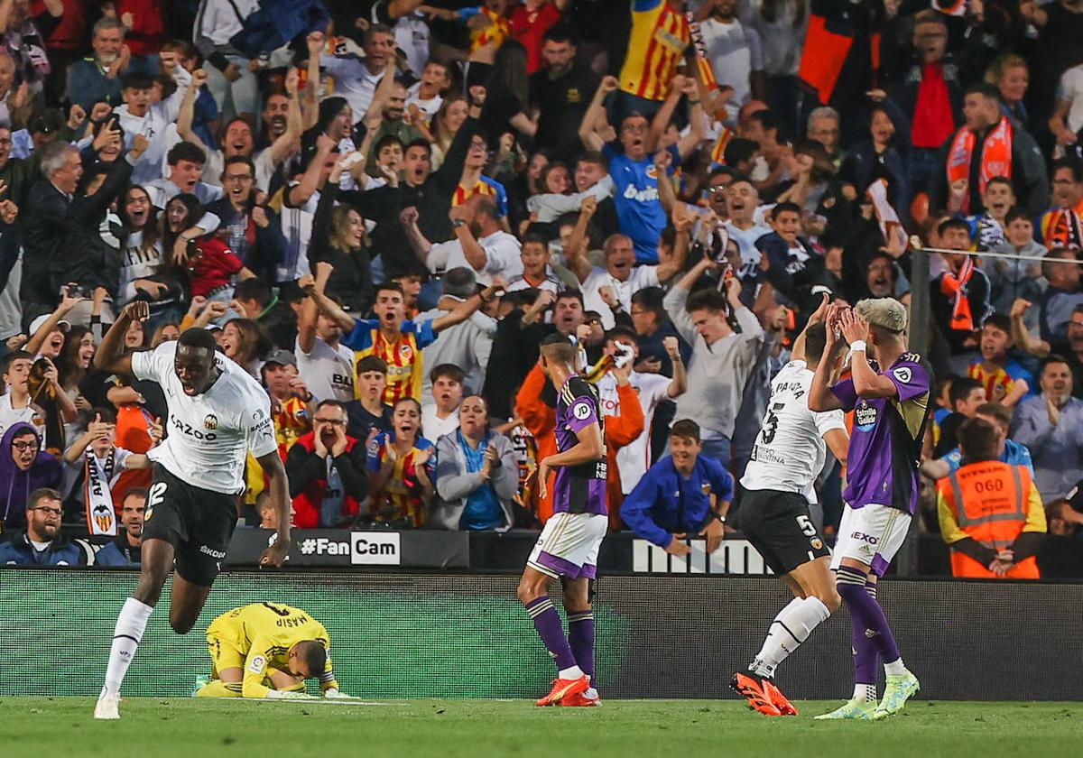 Mestalla prepara una pañolada de apoyo a Diakhaby en el minuto 12 contra el Espanyol