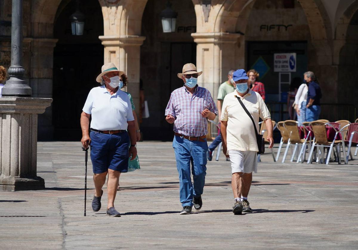 Jubilados paseando durante la mañana en una imagen de archivo