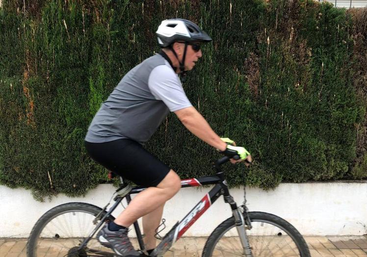 Joan Baldoví, en bicicleta.