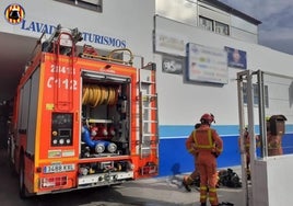 Los bomberos, en el lavadero del accidente.