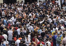 Cientos de valencianistas, fuera del estadio a los pocos minutos de comenzar el partido.