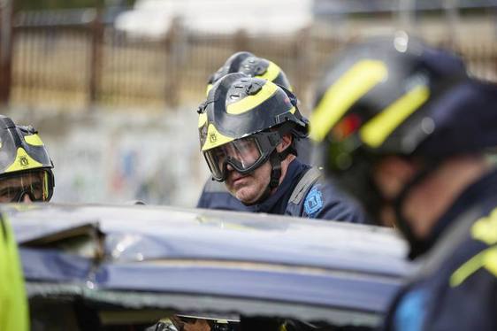 Los bomberos actúan en un accidente de tráfico.