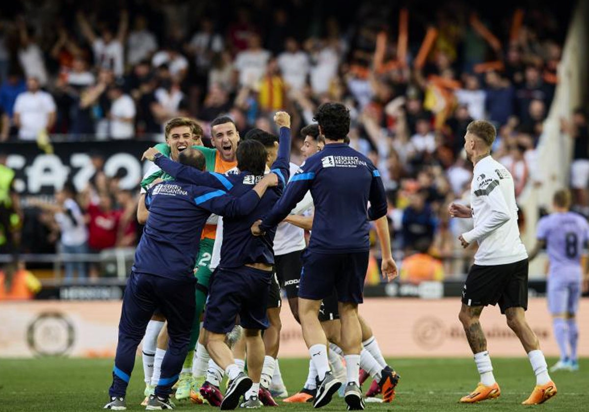 Los jugadores del Valencia celebran la victoria contra el Real Madrid.