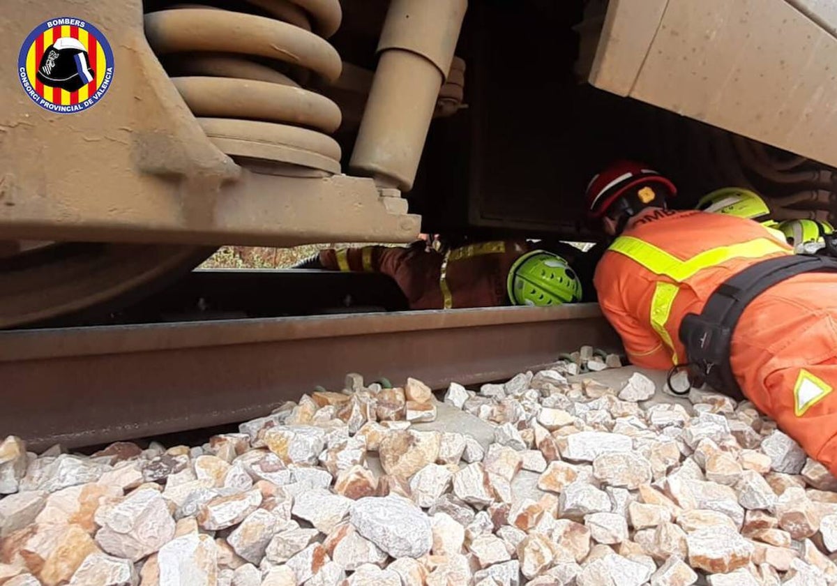 Los bomberos rescatan a la mujer de las vías del tren.