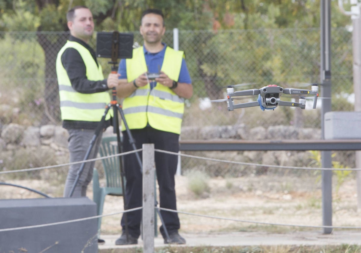 Un alumno y un instructor practican con un dron.