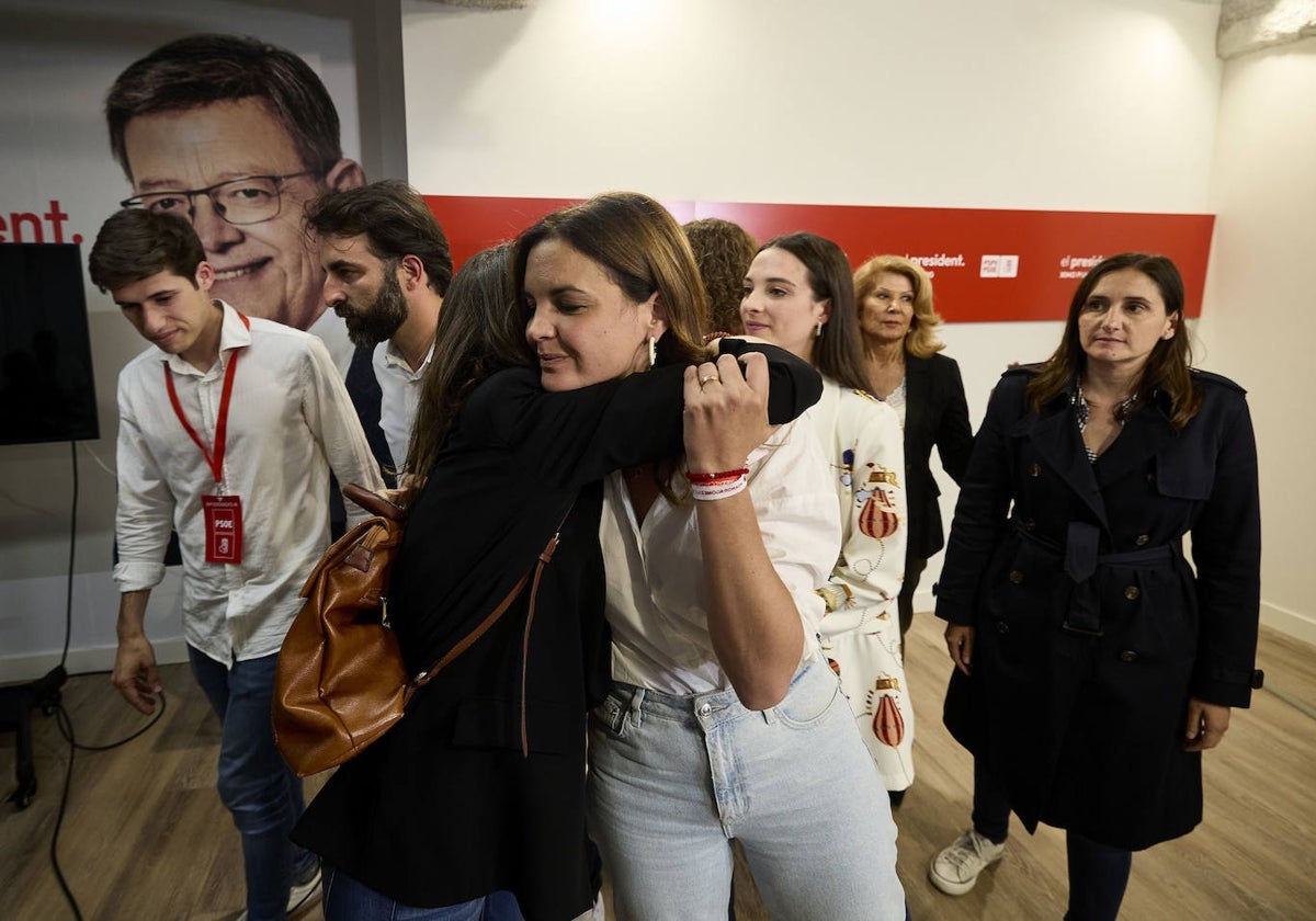 La concejala María Pérez abraza a Sandra Gómez tras el resultado electoral.