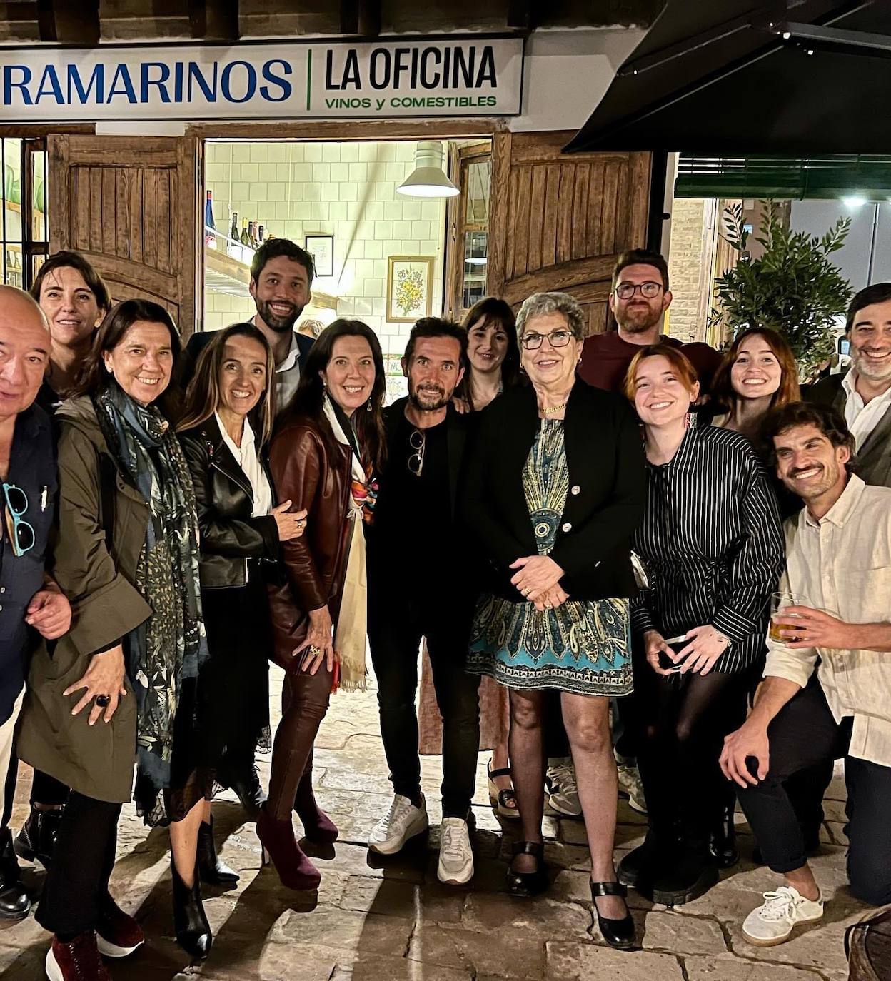 Asistentes a la inauguración de Mercader, en el Cabanyal, entre ellos Cuchita Lluch y Sergio Adelantado.