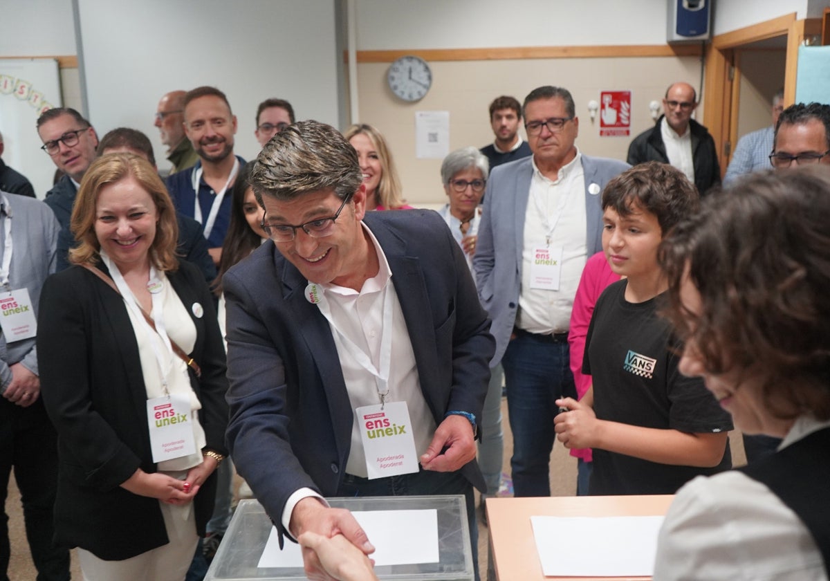 Jorge Rodríguez saluda a los miembros de la mesa electoral.