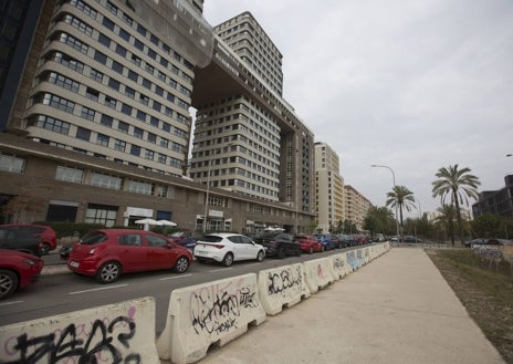 Imagen secundaria 1 - Javier Soler, junto a las vallas para acordonar los parques por el botellón; calle Serpis pendiente de ampliar y zona de contenedores.