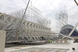 Levantamiento de la estructura de uno de los escenarios del 'festivalódromo' en la Ciudad de las Ciencias.