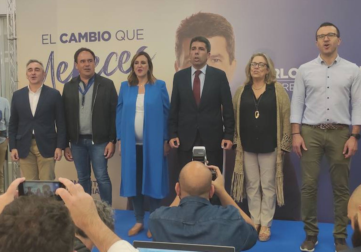 Carlos Mazón y su equipo entonando el himno de la Comunitat.