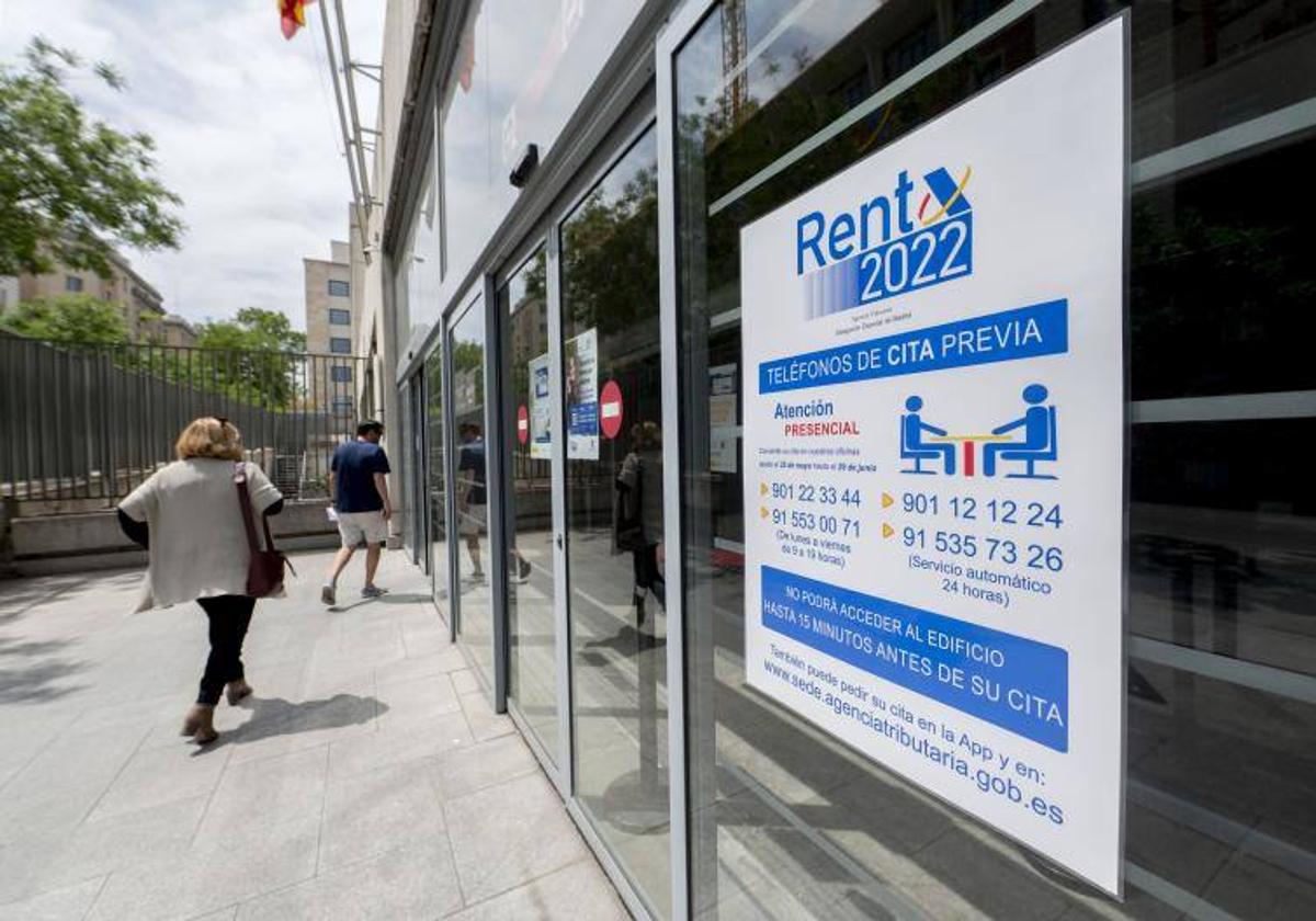 Entrada de las oficinas de la Administración de la Agencia Tributaria de Madrid-Guzmán el Bueno.