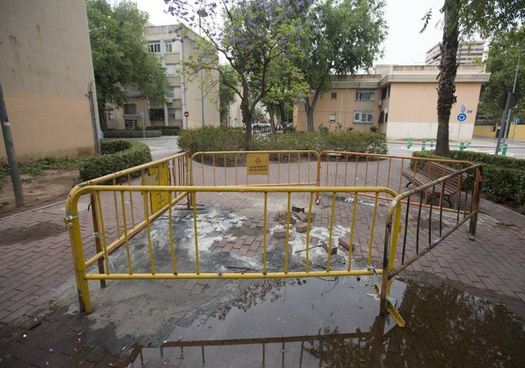 Imagen principal - Aceras por reparar en Pintor Dalmau; jardín lleno de tierra en Virgen del Carmen y robo de trapas.