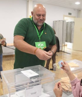 Imagen secundaria 2 - El PP de Dénia festejando el buen resultado, los ediles de Compromís con Grimalt y el único concejal de Vox votando.