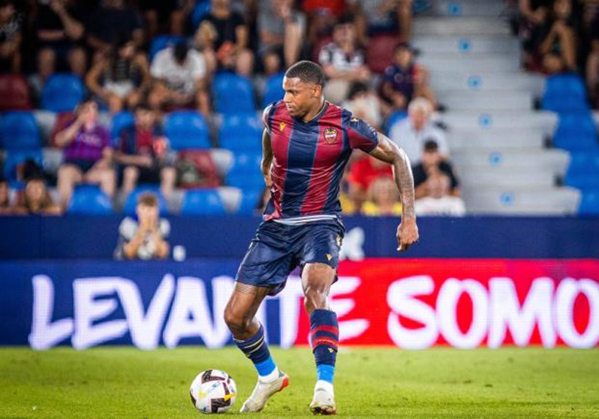 Wesley Moraes con el balón durante un partido de esta temporada en el Ciutat de Valencia.